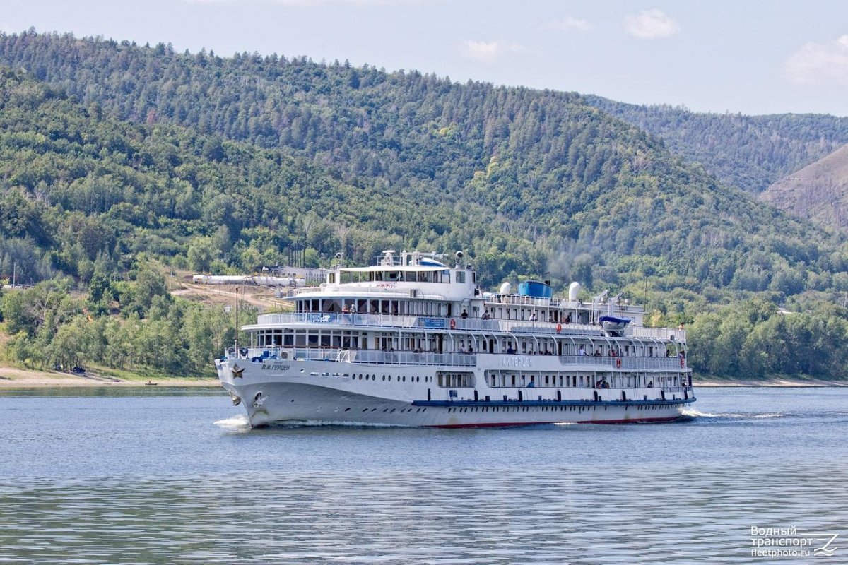 Теплоход Герцен Самара