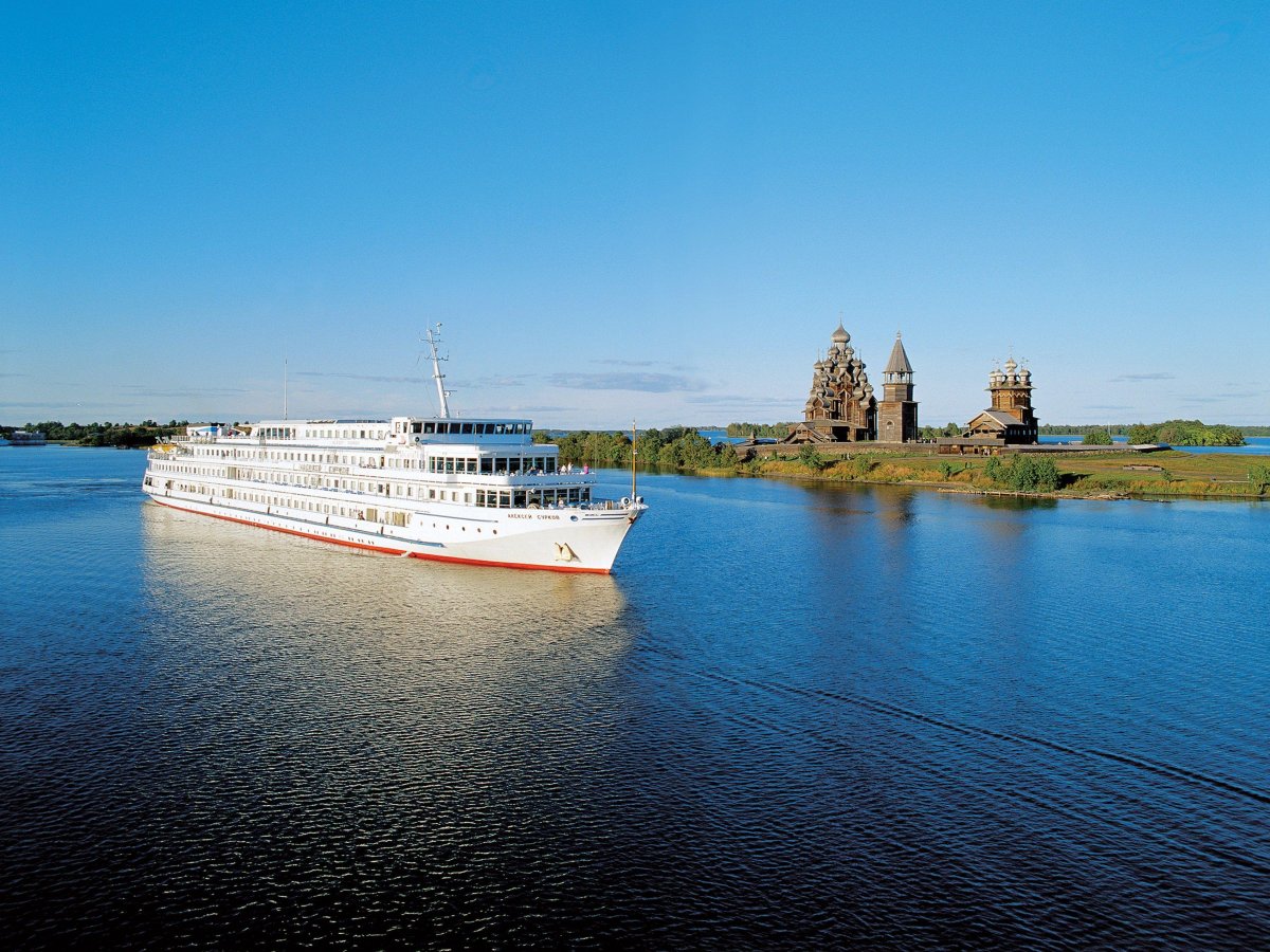 Теплоход Онежское озеро на Кижи