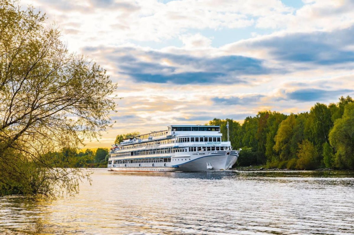 Леонид Красин теплоход