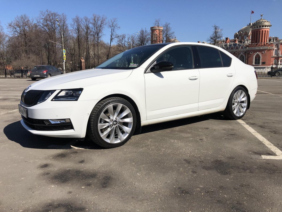 Skoda Octavia a7 белая r17