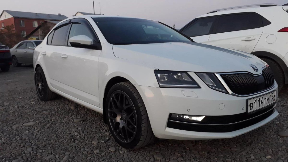 Skoda Octavia a7 белая r17