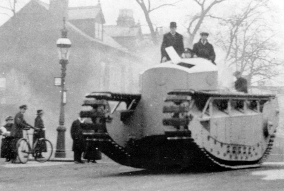 Трехбашенный английский танк