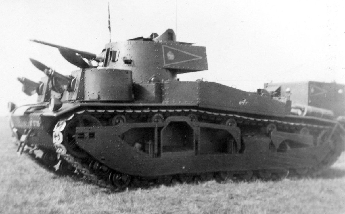 Трехбашенный английский танк