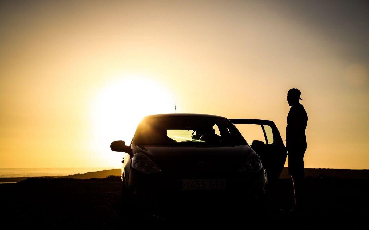 Парень и авто на закате