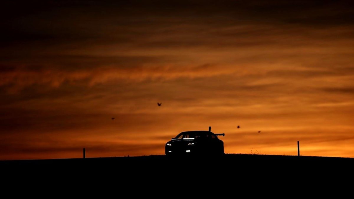 Машина на фоне заката