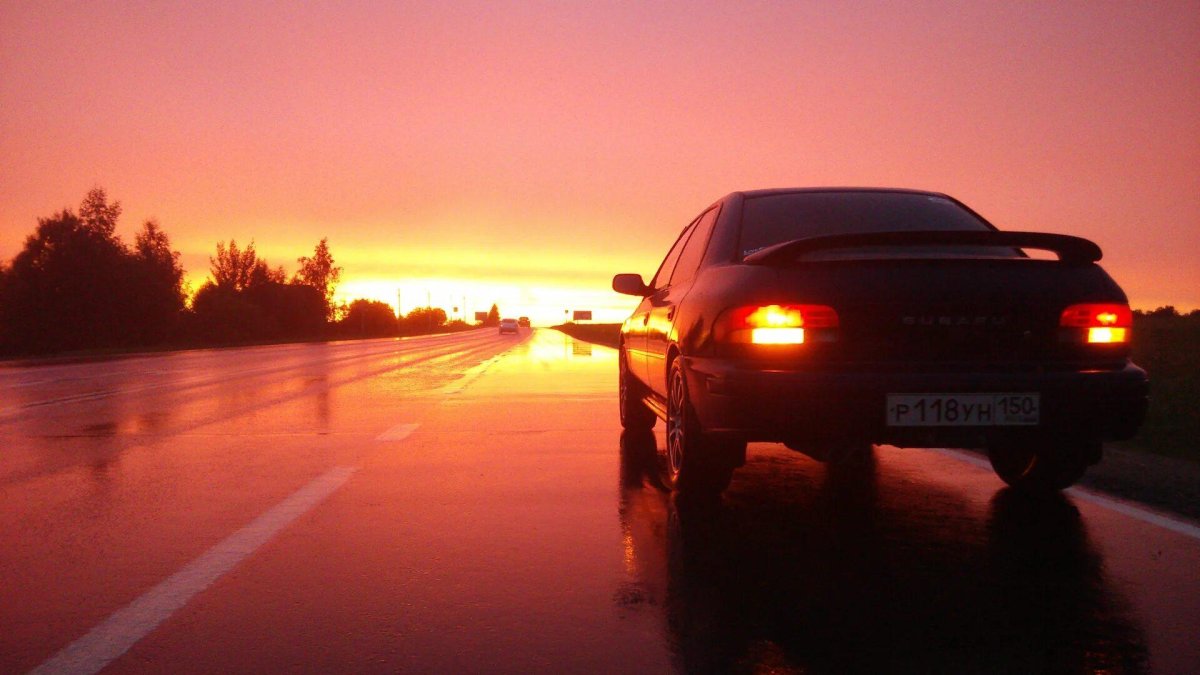 Автомобиль на рассвете