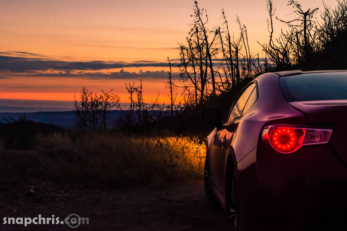 Машина на фоне заката