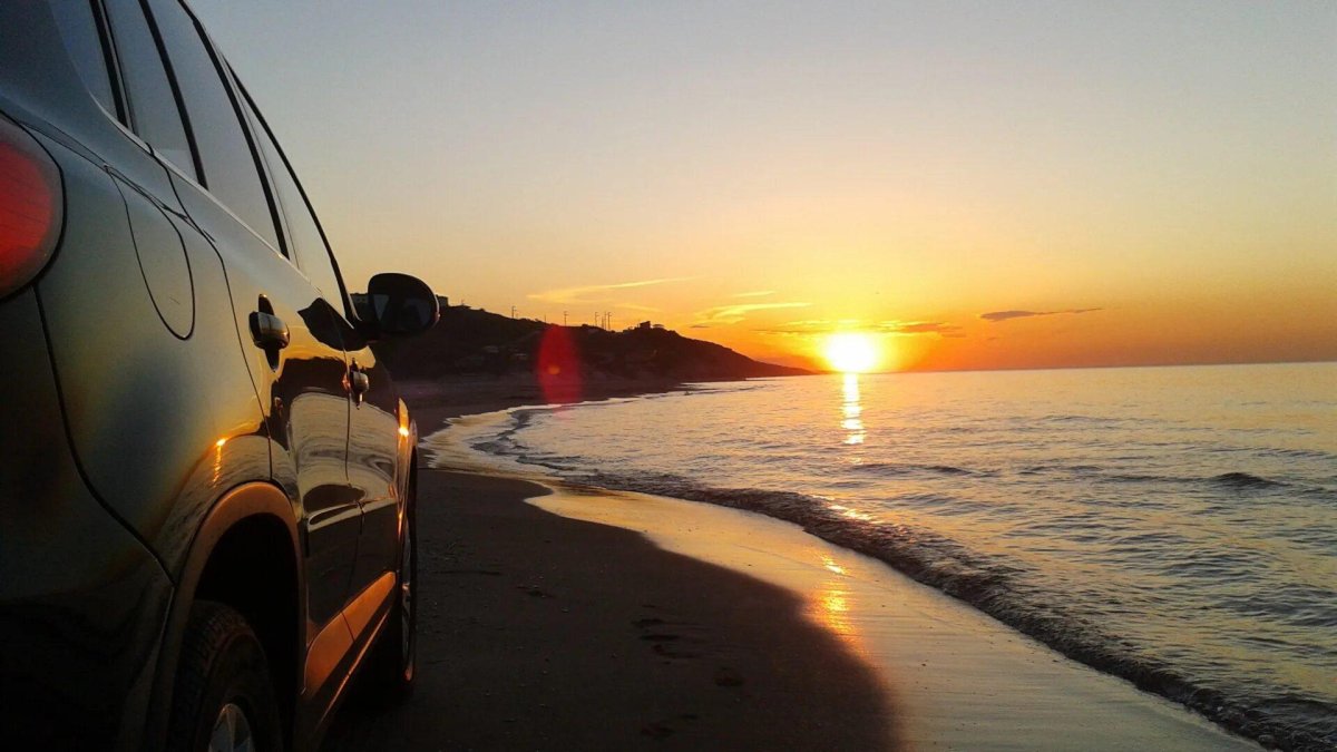 Машина на пляже