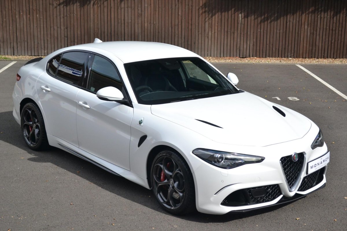 Alfa Romeo Giulia белая