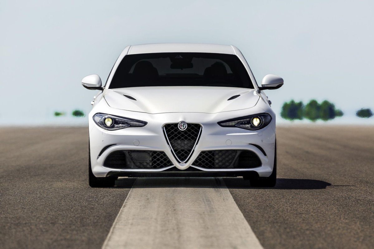 Alfa Romeo Giulia белая