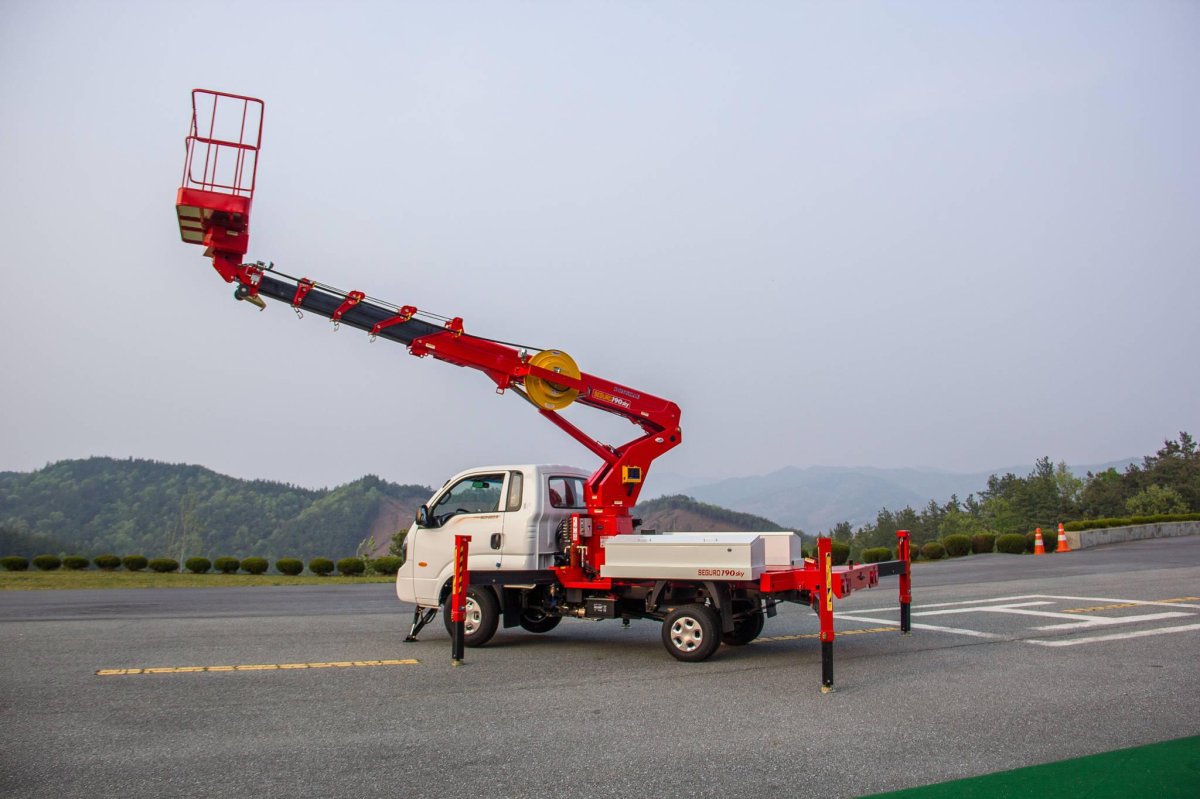 Автовышка телескопическая (20 метров) Мерседес