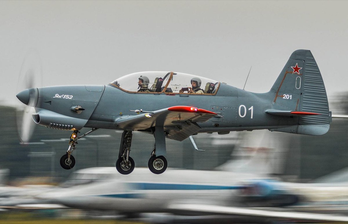 Учебно-тренировочный самолет як-152