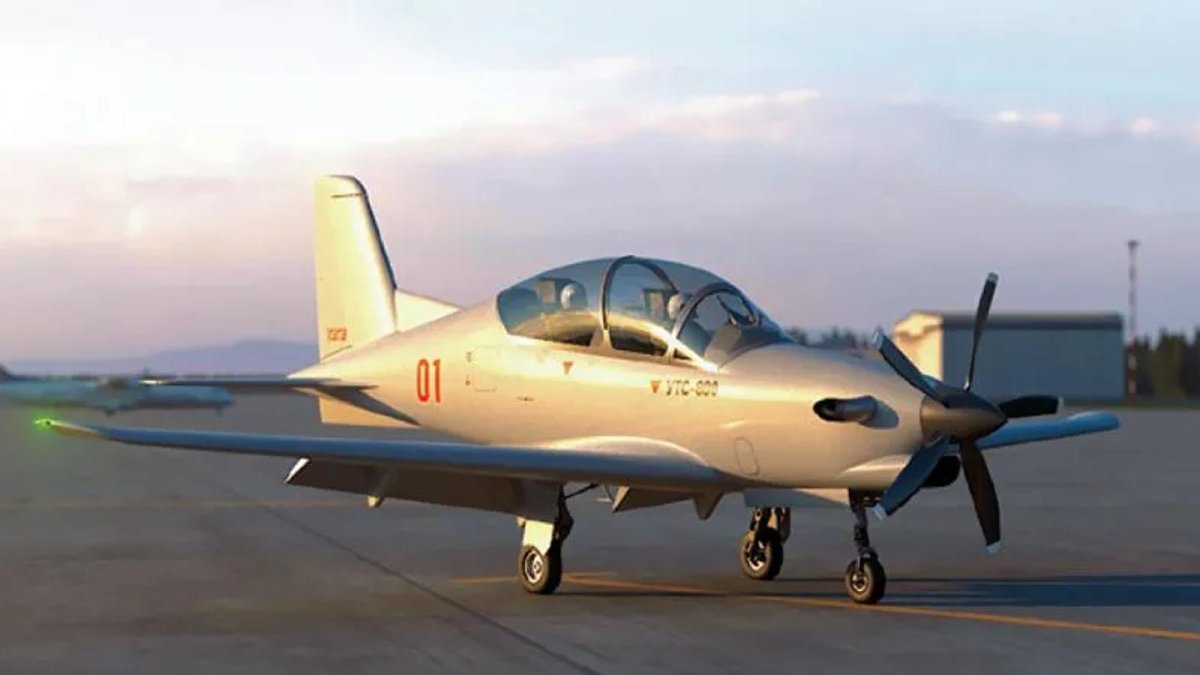 УТС 800 учебно тренировочный самолет