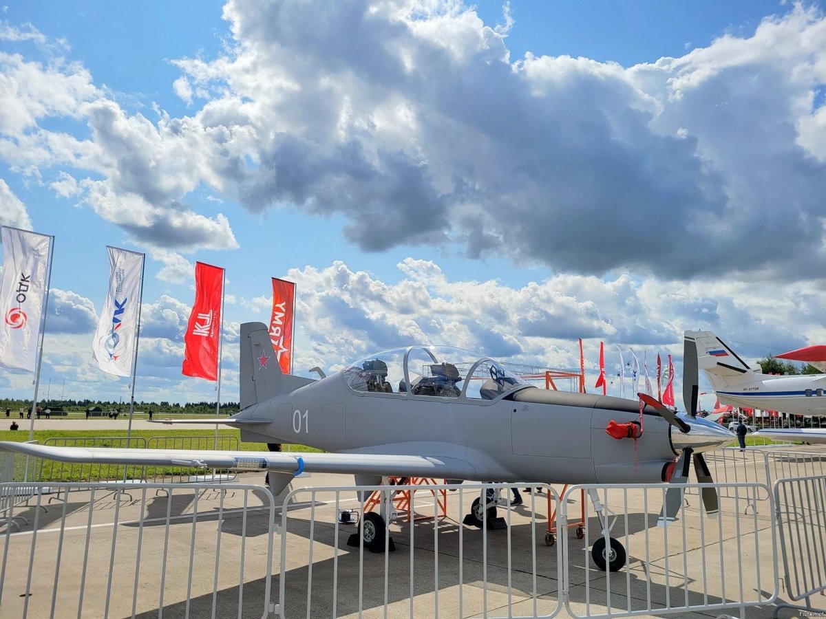 УТС-800 самолет узга учебно-тренировочный