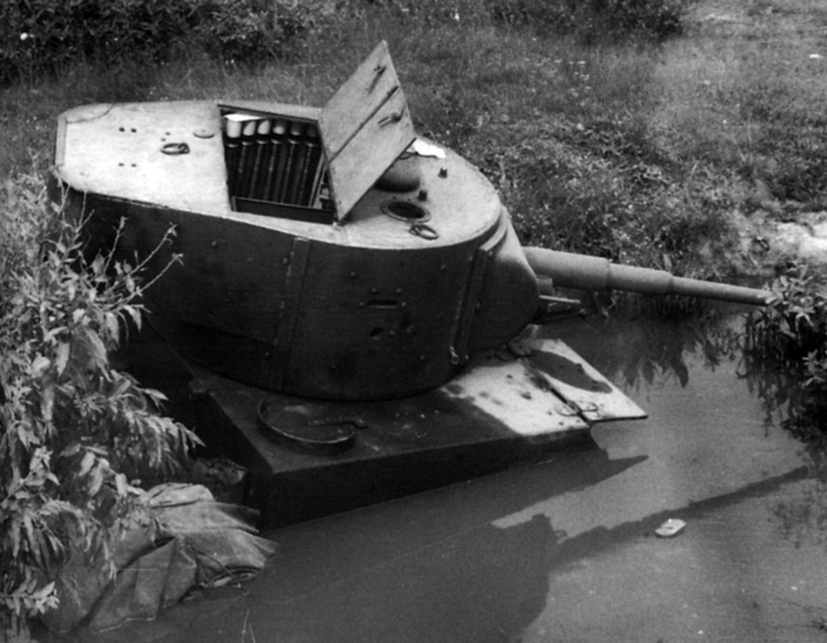 Танк т-26 в болоте