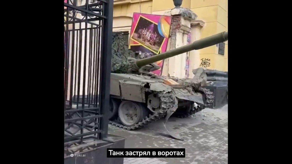 Танк ЧВК Вагнер в воротах цирка