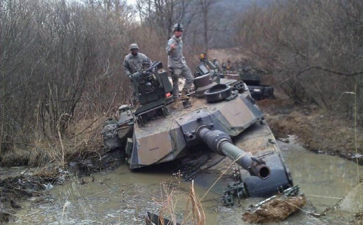 НАТО танк застрял в грязи