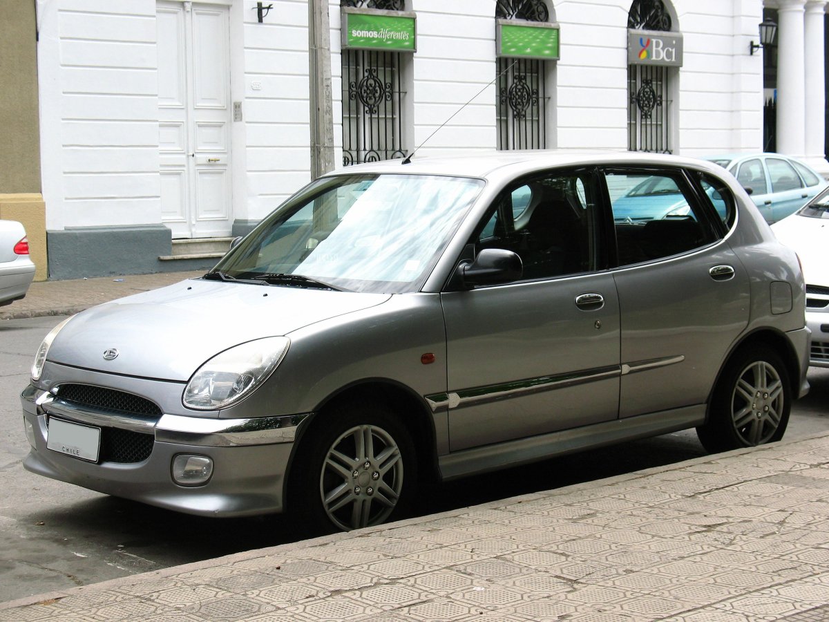 Дайхатсу Сирион 2001