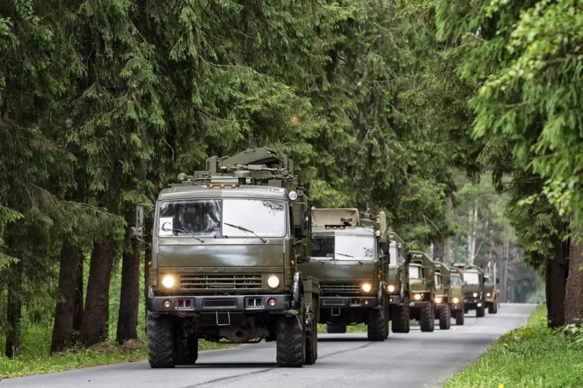 Колонна КАМАЗОВ вс РФ