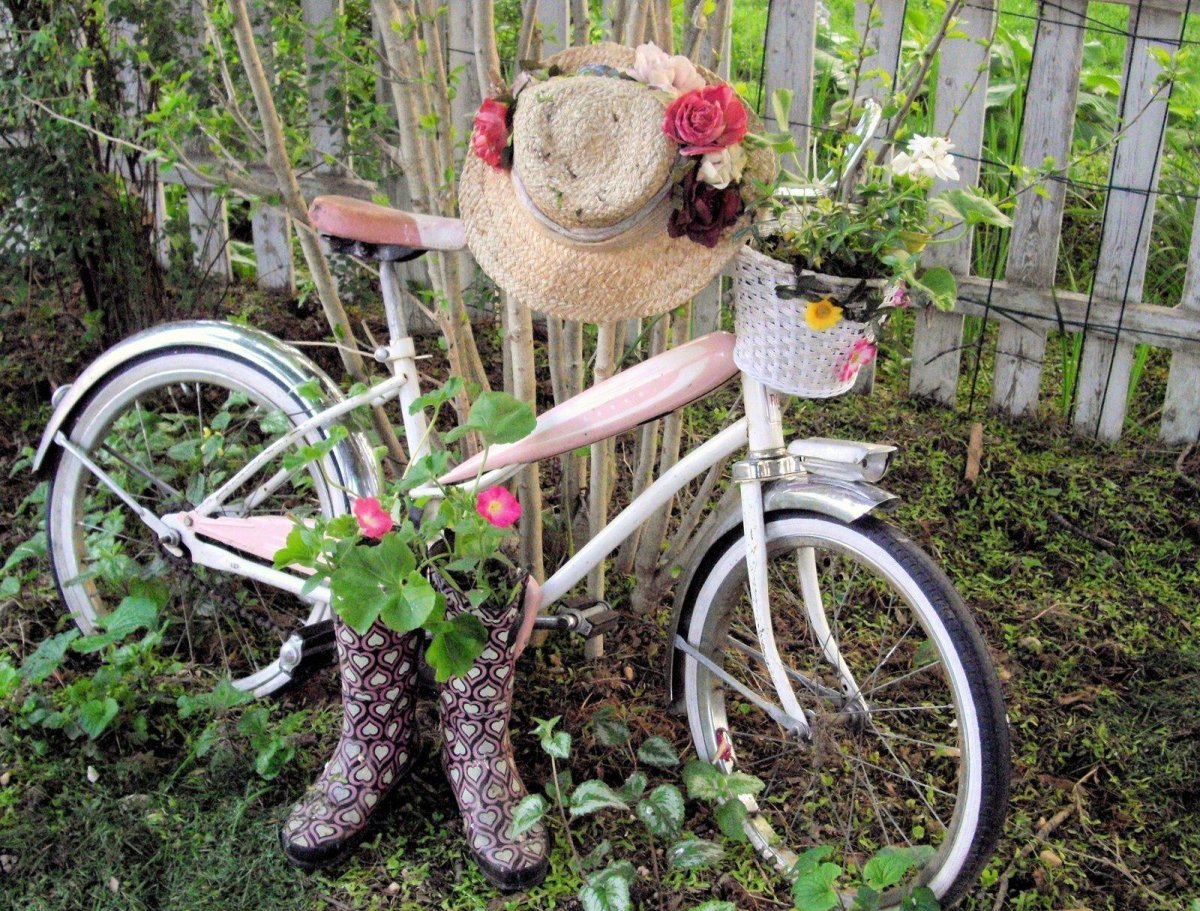 Старый велосипед в саду декор