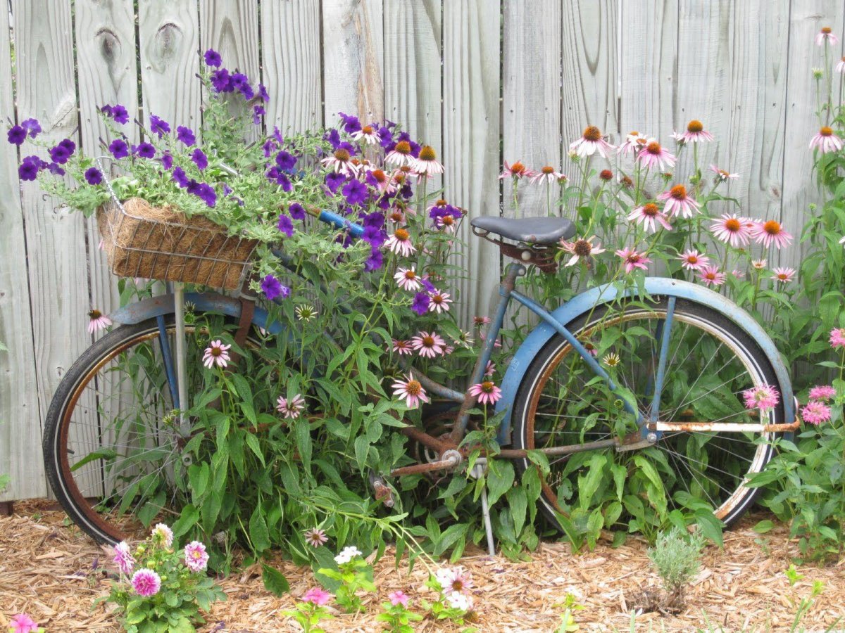 Велосипед в саду декор