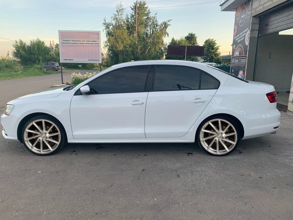Volkswagen Jetta белая r17