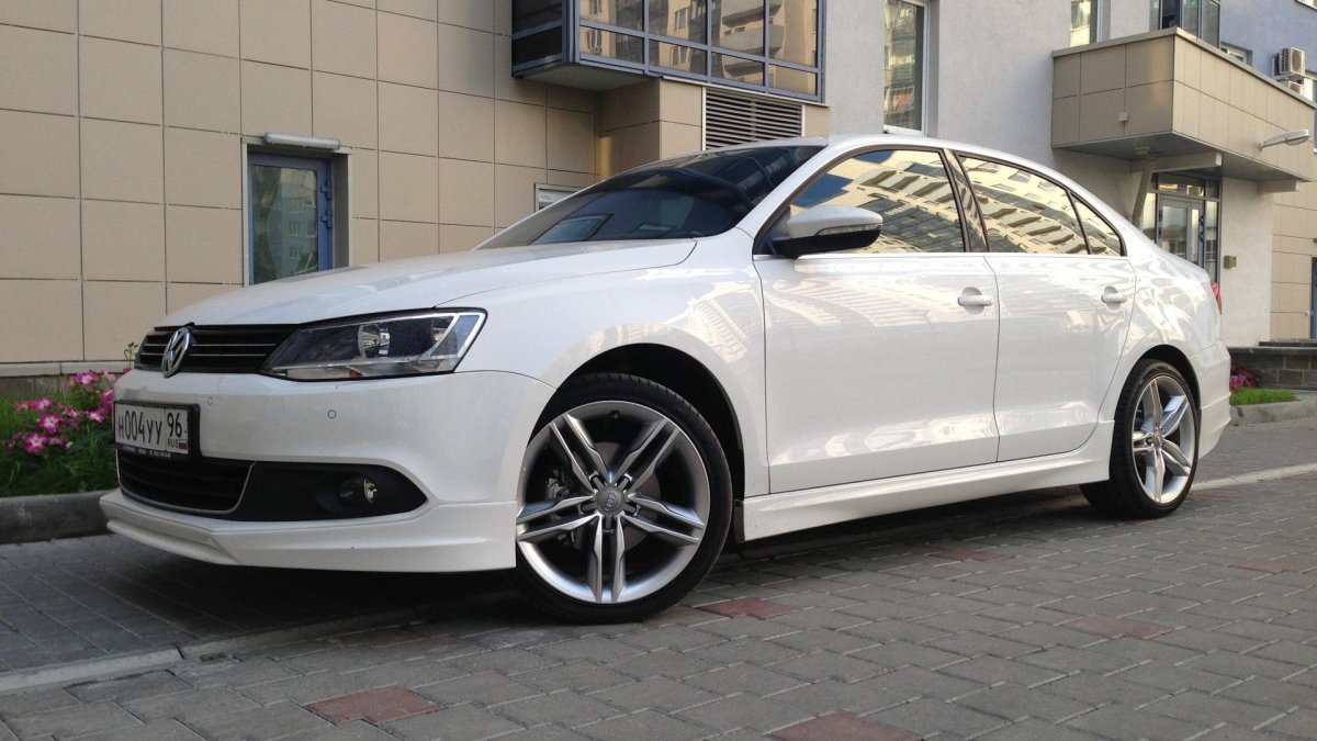 Volkswagen Jetta белая r17