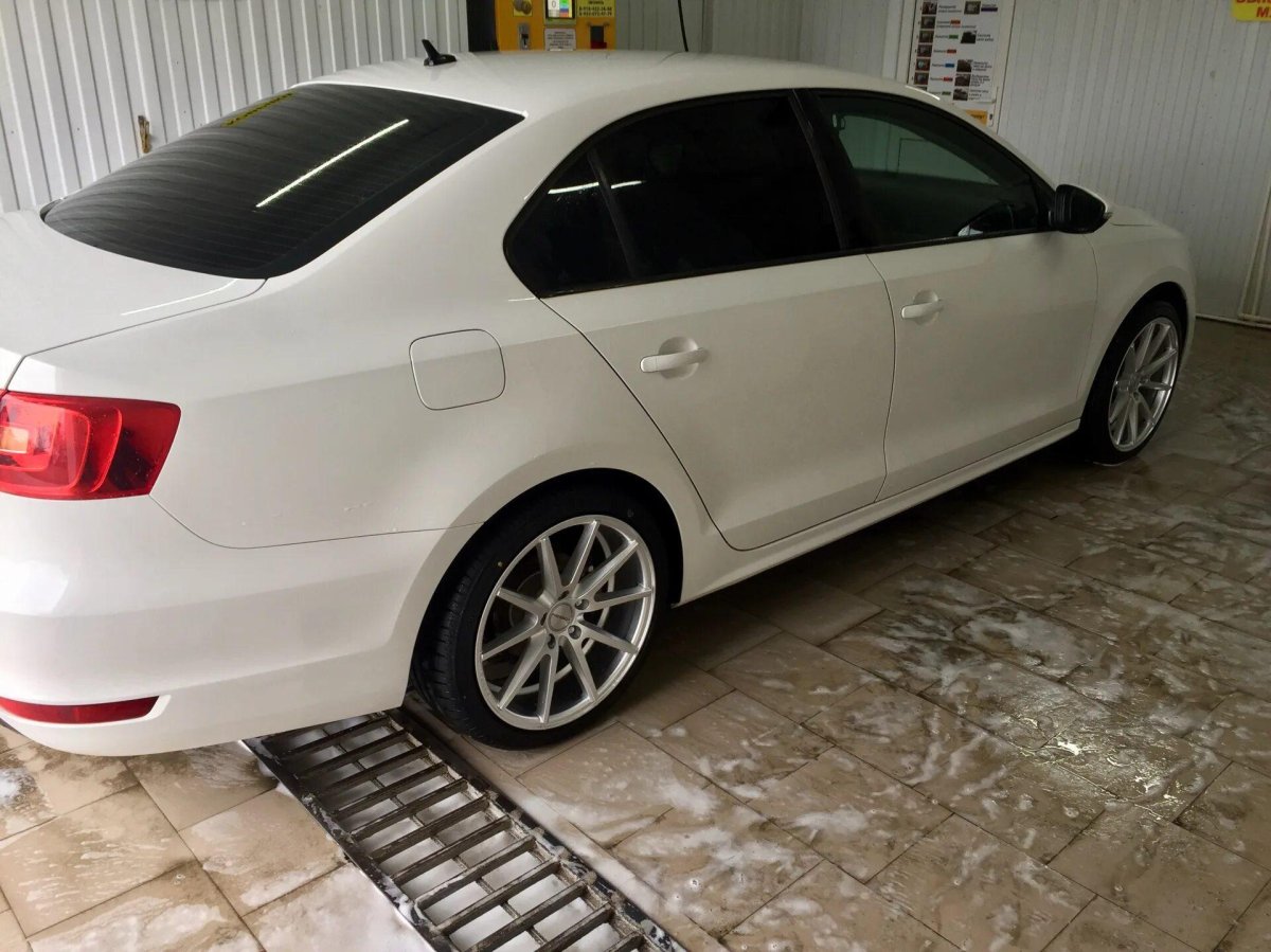 Volkswagen Jetta белая r18
