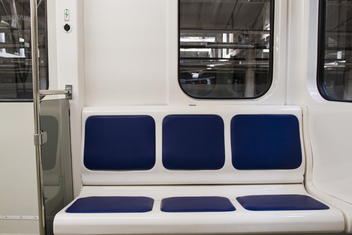 Вагон метро изнутри сбоку