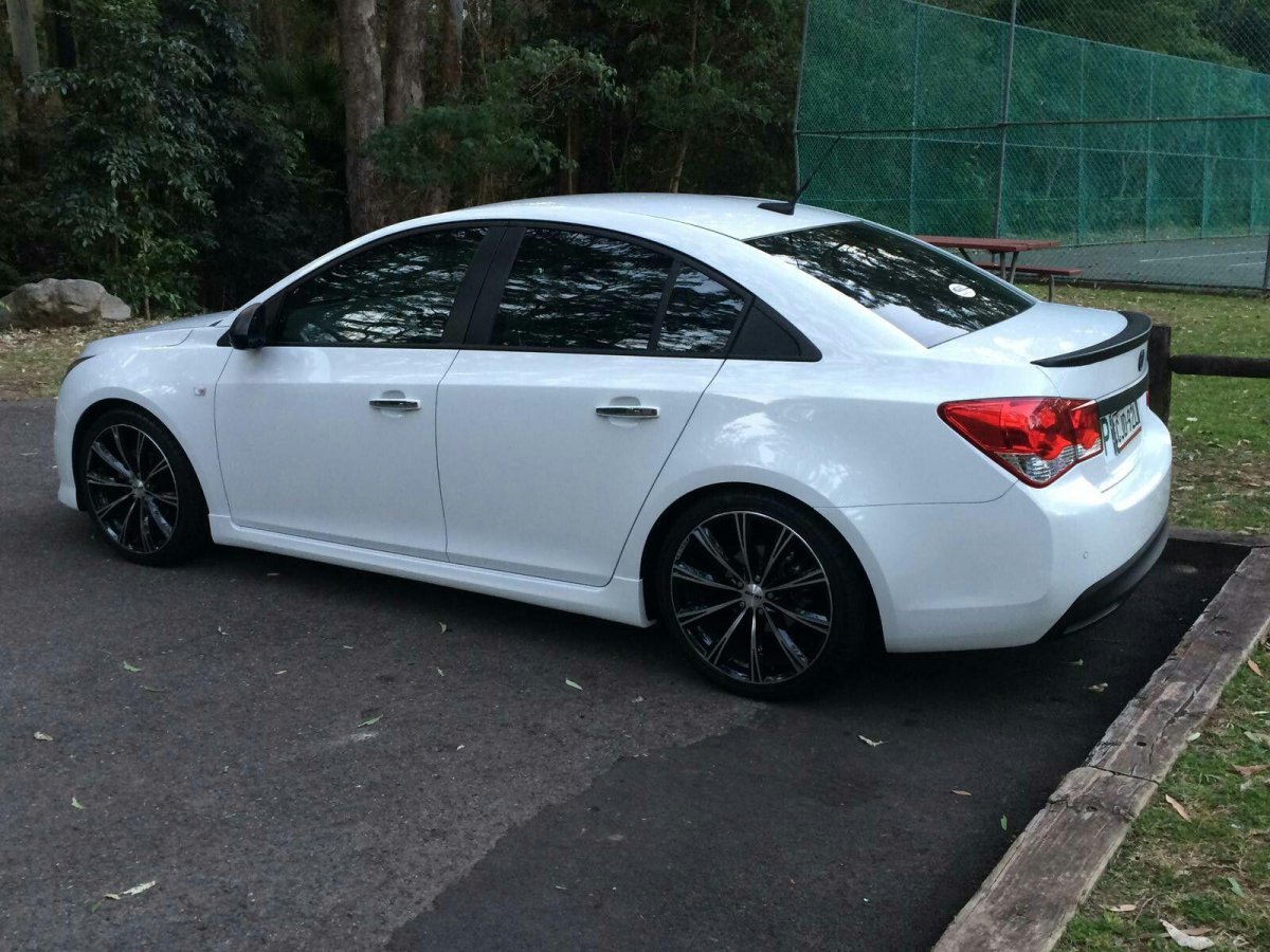 Шевроле Круз седан белый r19