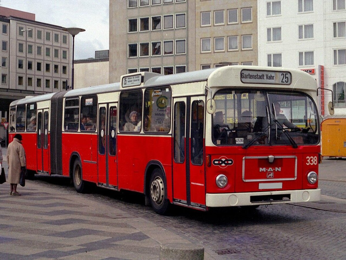 Mercedes-Benz o305