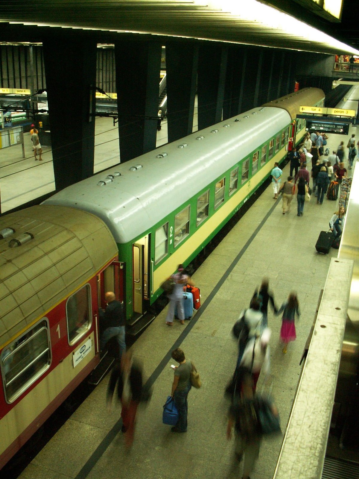 Подземный вокзал в Варшаве