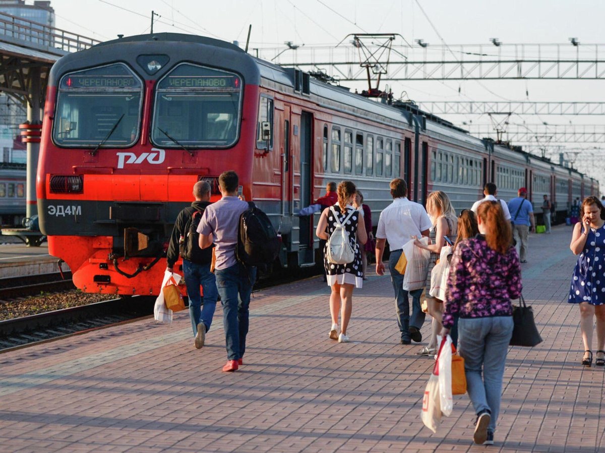 Поезд на перроне