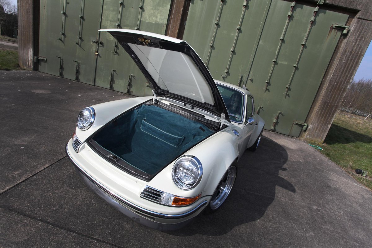 Порше 911 открытый капот