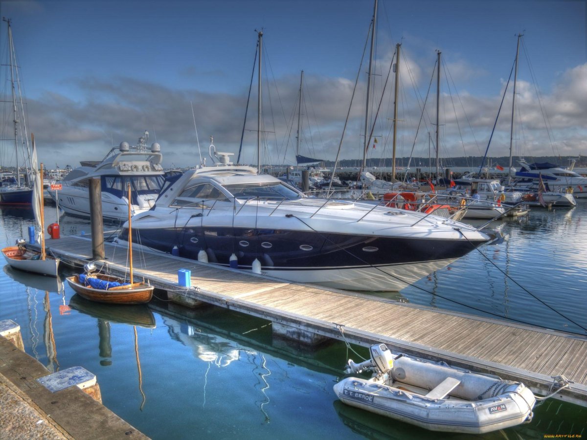 Яхты в порту