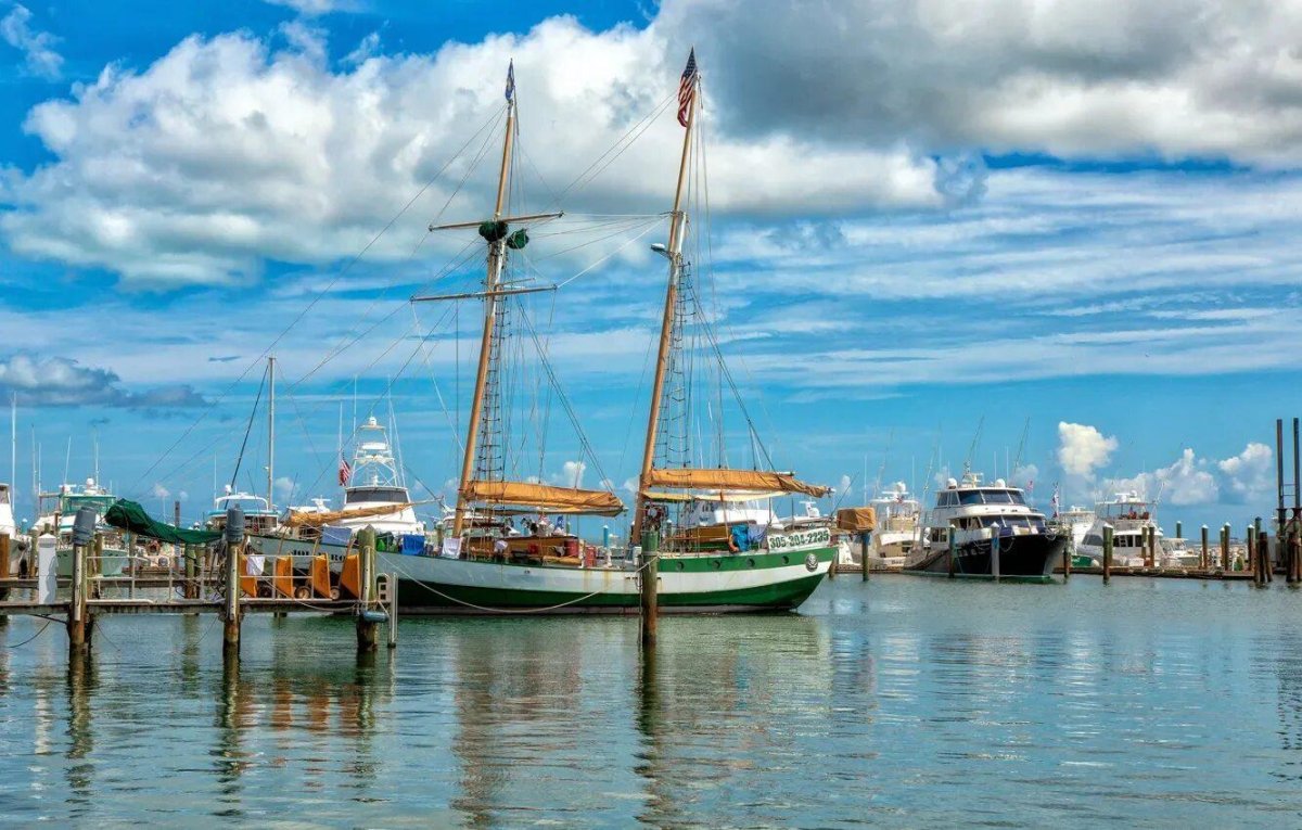 Корабль у причала