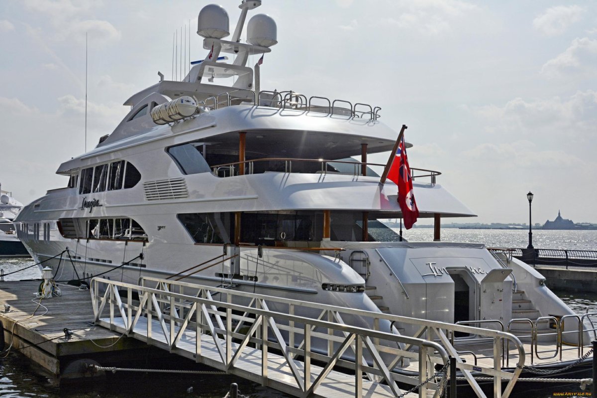 Яхта вблизи