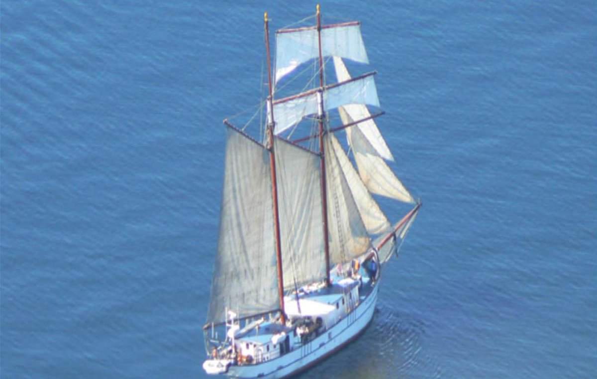 Морское парусное судно с высокими бортами