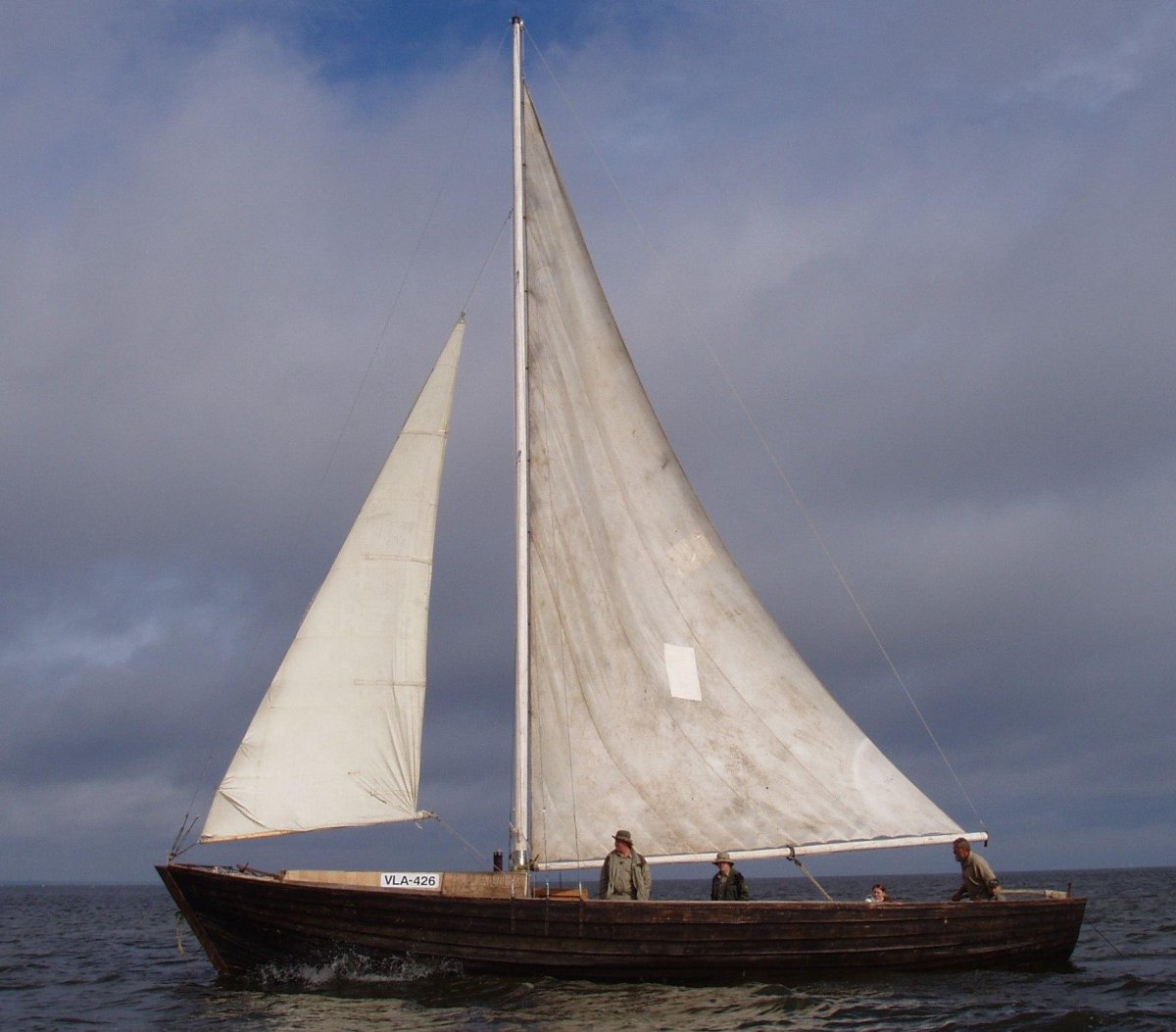 Парусная яхта Финикия