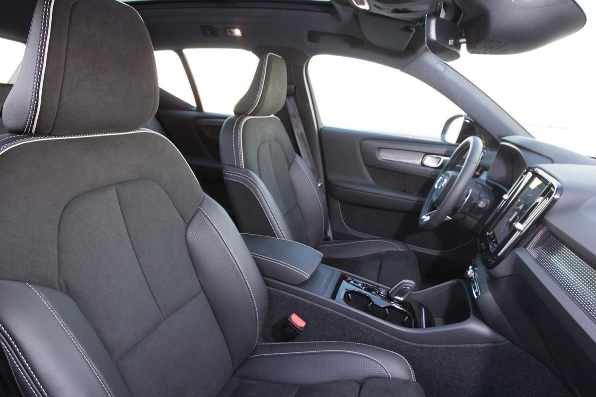 Вольво хс40 2022