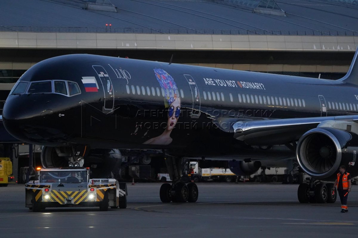 Boeing-757 Black Jet