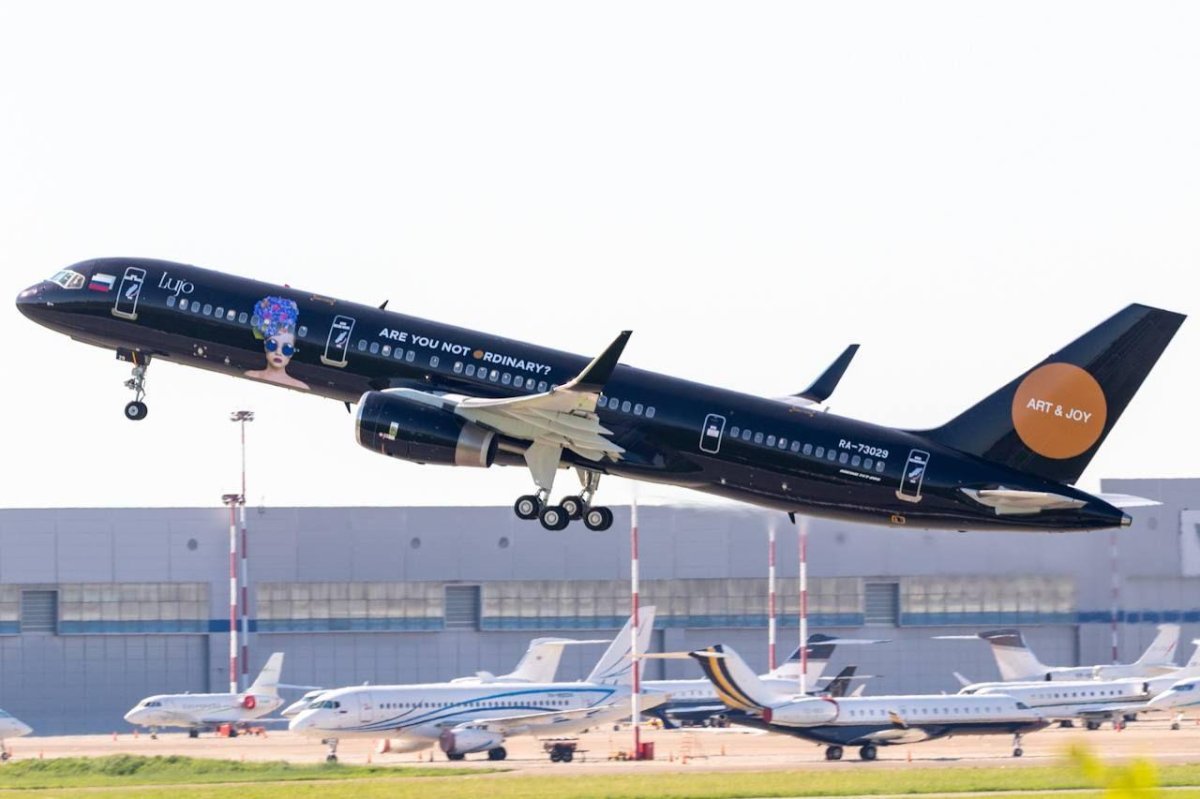 Azur Air 757 черный