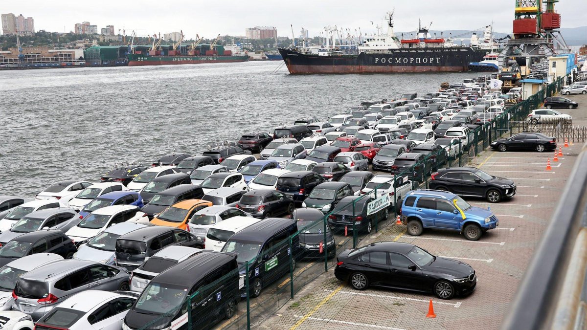 Стоянка с японскими машинами