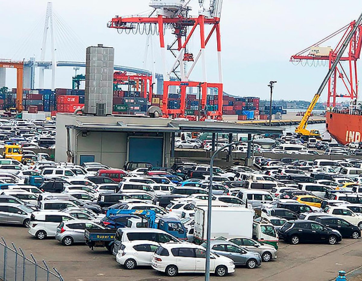 Машины в порту