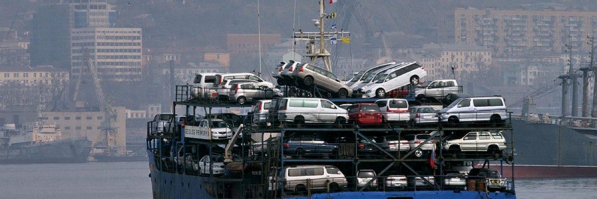 Порт Владивостока машины