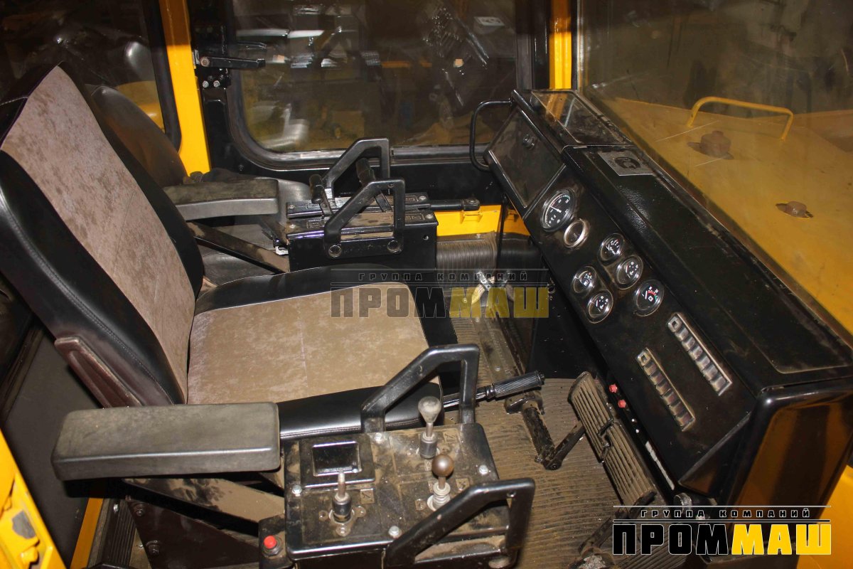 Т330 бульдозер кабина