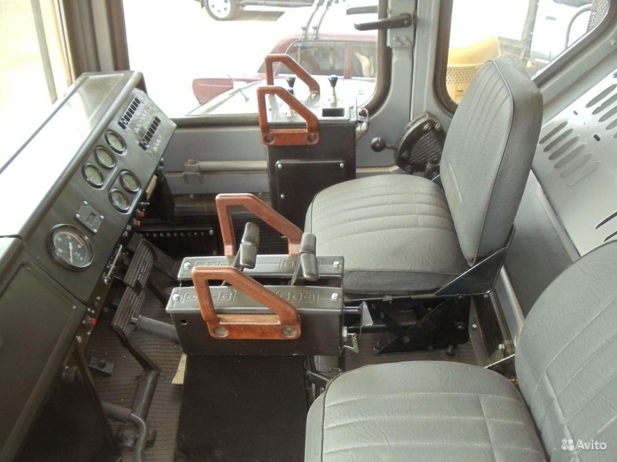 Т330 бульдозер кабина