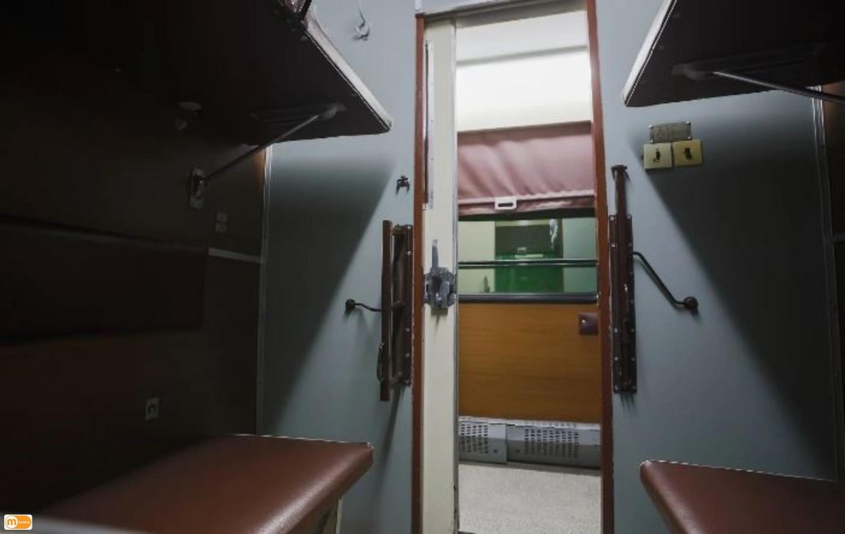 Дверь в купе поезда