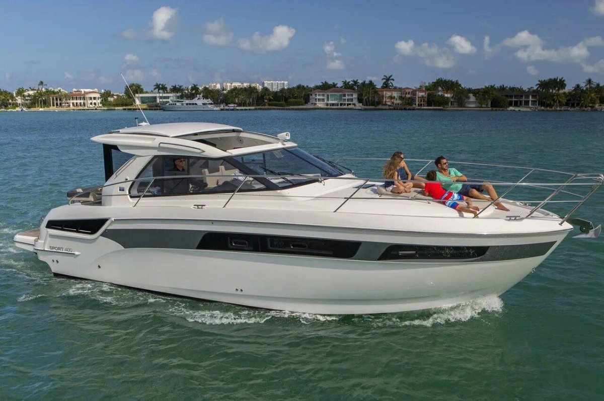 Bavaria яхта моторная