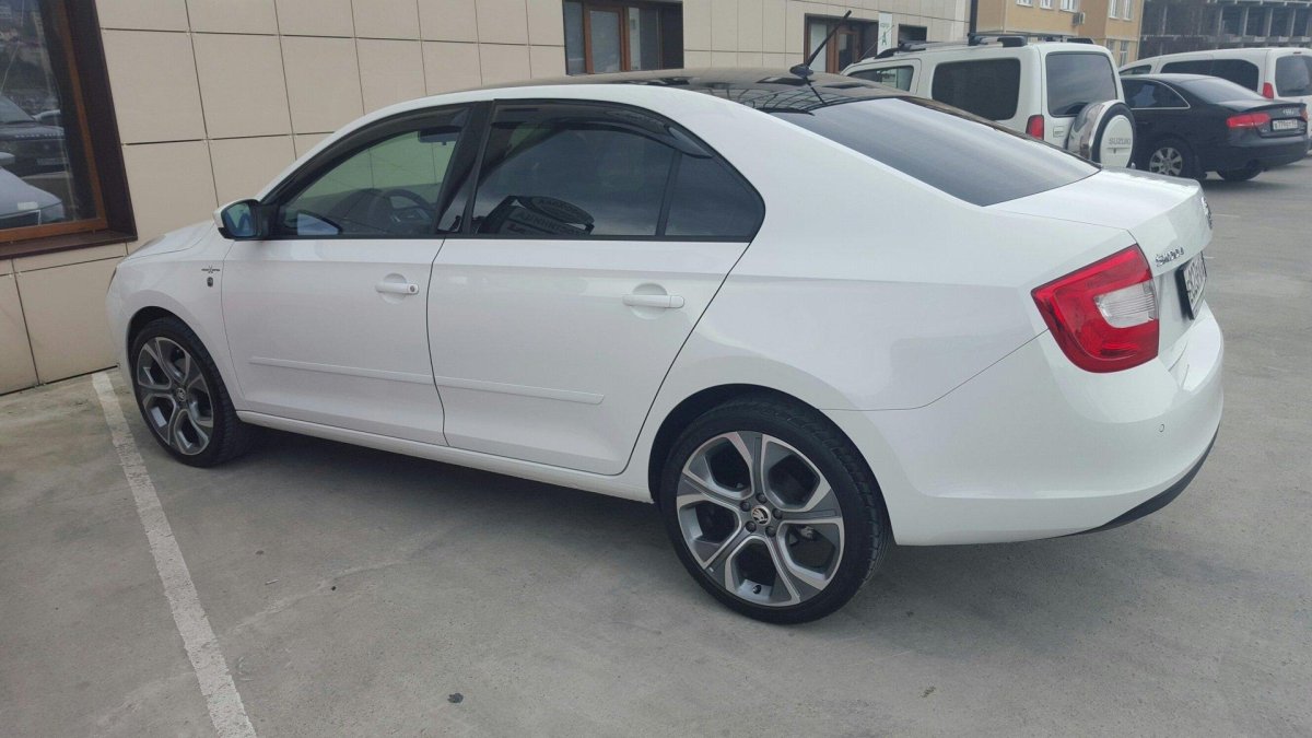 Skoda Rapid белая r15